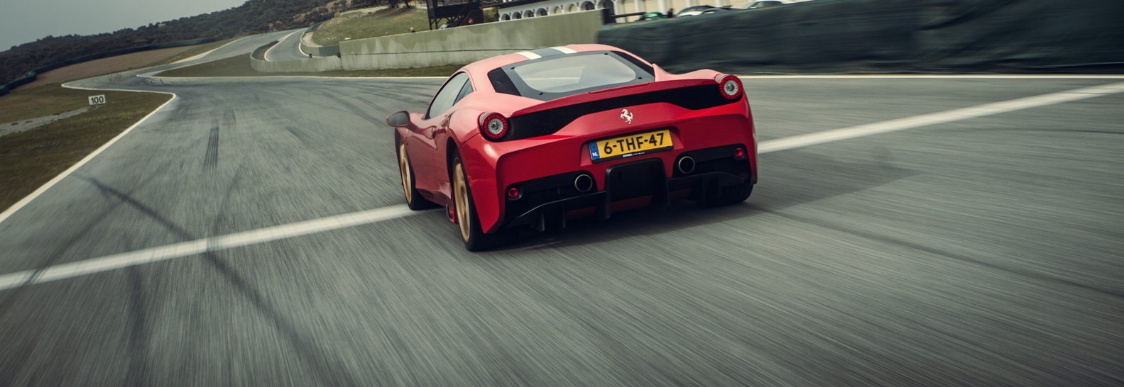 Ferrari 458 Speciale op Ascari tijdens een trackday van Driving Fun